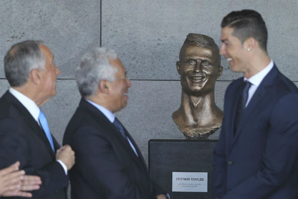 El busto de Cristiano Ronaldo, carne de memes en redes sociales