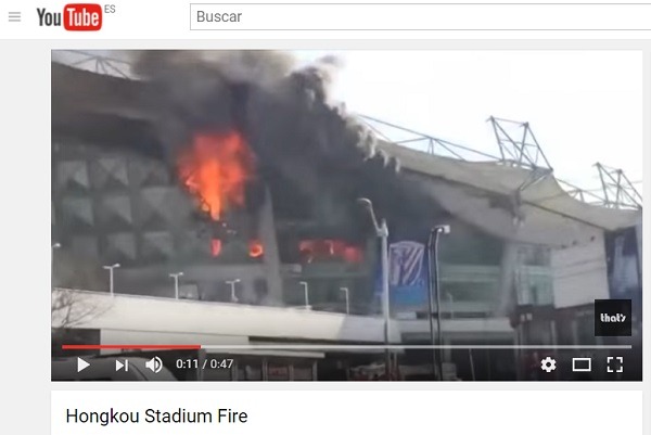 Los ví­deos del espectacular incendio de un estadio de fútbol