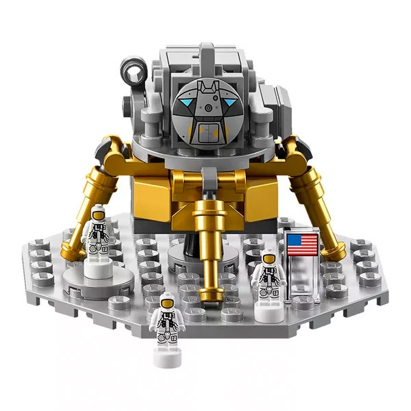 Lego crea un cohete Apollo de un metro de alto 3 Lego crea un cohete Apollo de un metro de alto 2