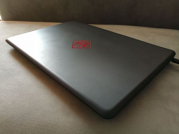 HP Omen 17 logo carcasa