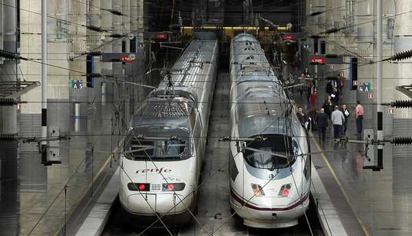 Trenes AVE y complicadas catenarias aéreas