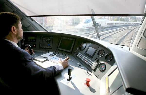 25 años de AVE, así es la tecnología que usa el tren español 5 Cabina del conductor de un AVE