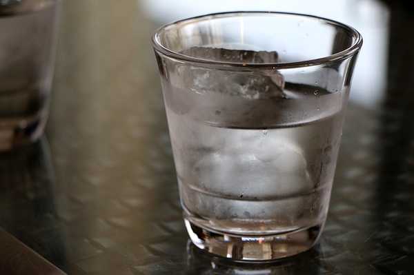 Vaso con agua y hielo