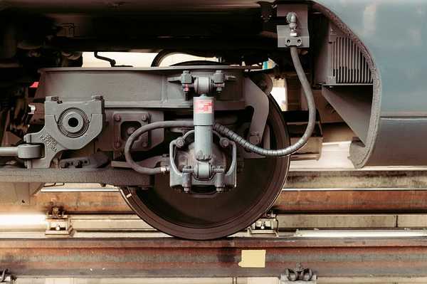 25 años de AVE, así es la tecnología que usa el tren español 4 Rueda y suspensión de tren AVE