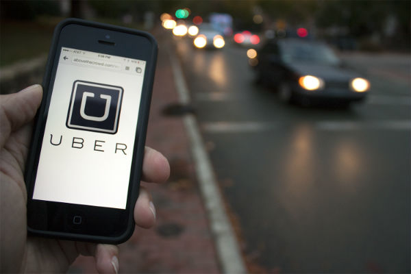 Uber tendrí­a que operar con licencias como los taxis según la UE