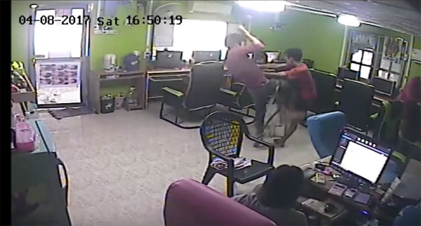 El ví­deo de la serpiente que aterrorizó un ciber café