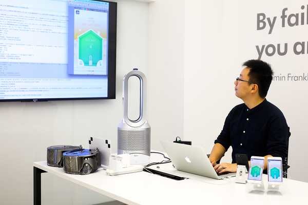 Dyson abre un nuevo laboratorio para sus inventos 4 Ingenieor chino programando aparato Dyson
