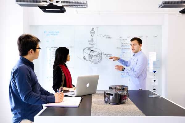 Dyson abre un nuevo laboratorio para sus inventos 6 tecnico Dyson UK con chinos