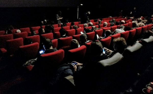 Denuncia a su cita por chatear con el móvil en el cine