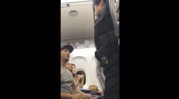 Un nuevo incidente en un avión se conoce gracias a un vídeo en YouTube 1 Un nuevo incidente en un avión se conoce gracias a un vídeo en YouTube