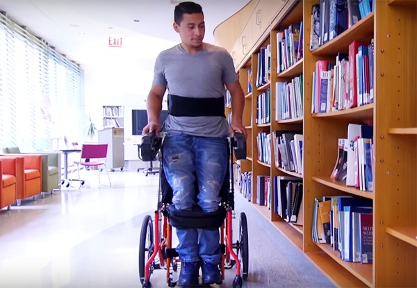 Esta silla de ruedas permite ponerse y mantenerse en pie sin ayuda 1