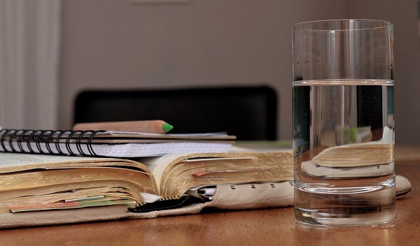 Ya puedes olvidarte de beber 8 vasos de agua al día: no hace falta 2 vasos de agua al día