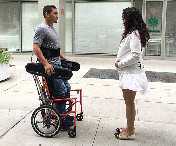 Esta silla de ruedas permite ponerse y mantenerse en pie sin ayuda