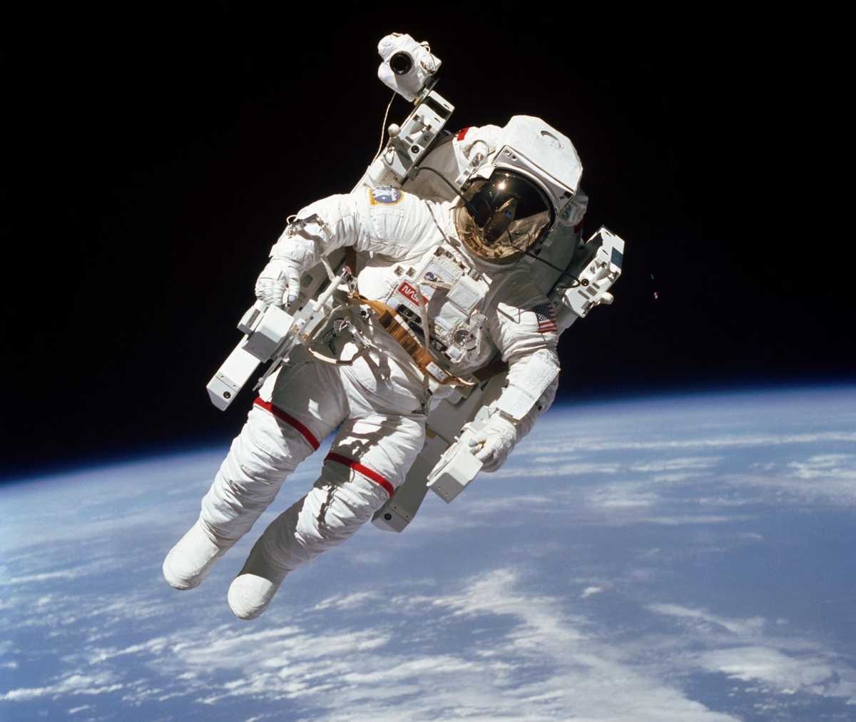 20 fotos impresionantes del espacio y la historia espacial 10 Primer paseo libre 1984 Bruce McCandless NASA Challenger