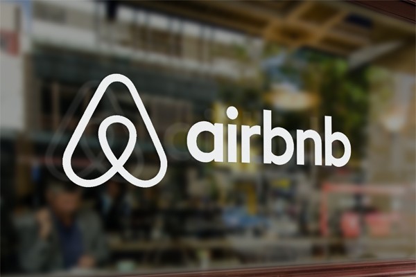 Denuncian a Airbnb por no verificar la propiedad de las viviendas ofrecidas