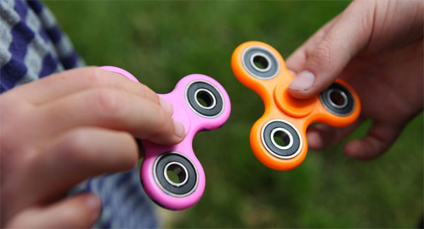 Una actriz dejó su trabajo por un accidente con fidget spinner