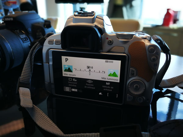 lanzamiento Canon EOS 200D pantalla guiada