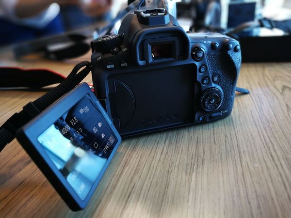 lanzamiento Canon EOS 6D Mark II pantalla