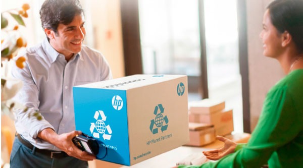 El plástico reciclado de botellas y perchas se convierte en cartuchos de tinta 2 Reciclaje HP