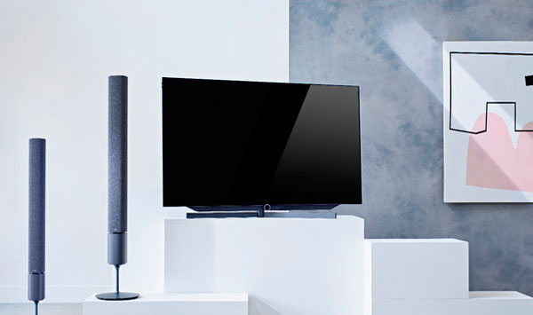 Loewe Bild 7.77, televisor OLED 4K de 77 pulgadas con barra de sonido 3 a fondo Loewe Bild 7.77 vantablack