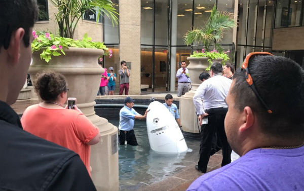 El robot de seguridad suicida que se ahogó en una fuente