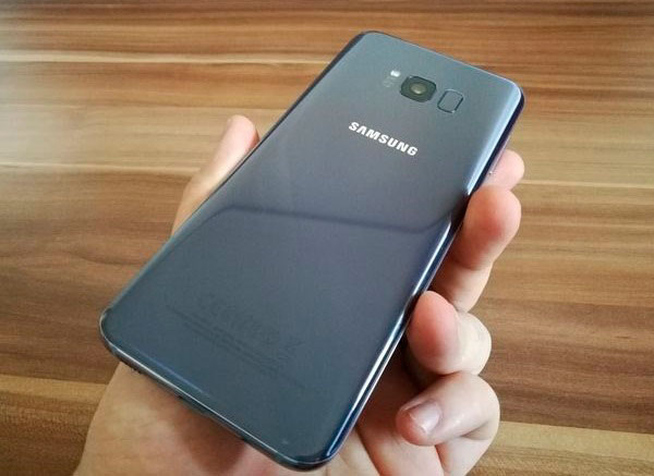 Comparativa Samsung Galaxy S7 edge frente a móviles punteros de 2017 2 comparativa Samsung Galaxy S7 edge frente a móviles punteros de 2017 parte trasera S8