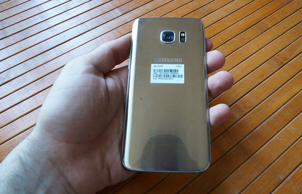 Comparativa Samsung Galaxy S7 edge frente a móviles punteros de 2017 4 comparativa Samsung Galaxy S7 edge frente a móviles punteros de 2017 parte trasera S7 edge
