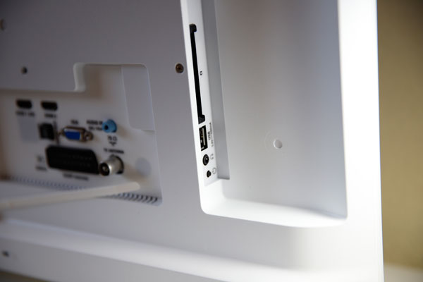 Philips 24PFT4032, lo hemos probado 36 hemos probado Philips 24PFT4032 conectores laterales