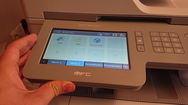 Brother MFC-L9570CDW con mano