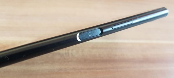 Vista lateral del botón de encendido con lector de huellas del Sony Xperia XZ1