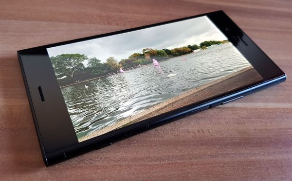 Sony Xperia XZ1 con imagen de un lago en Hyde Park