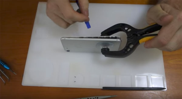 Un ingeniero añade un puerto de auriculares a su iPhone 7 2 Abrir iPhone 7