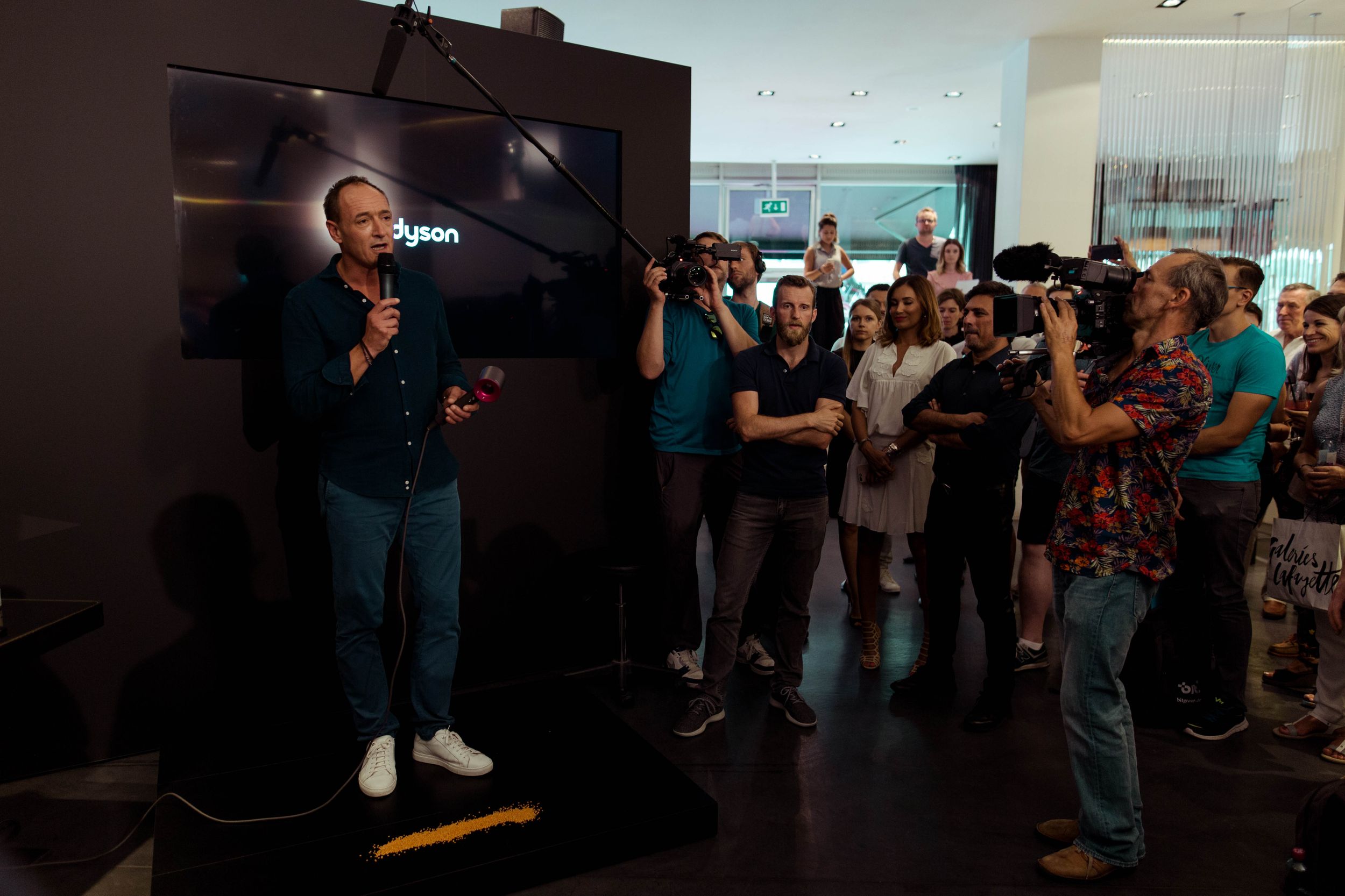 Dyson muestra su renovado aspirador sin cable V8 y su secador Supersonic en Berlí­n 3
