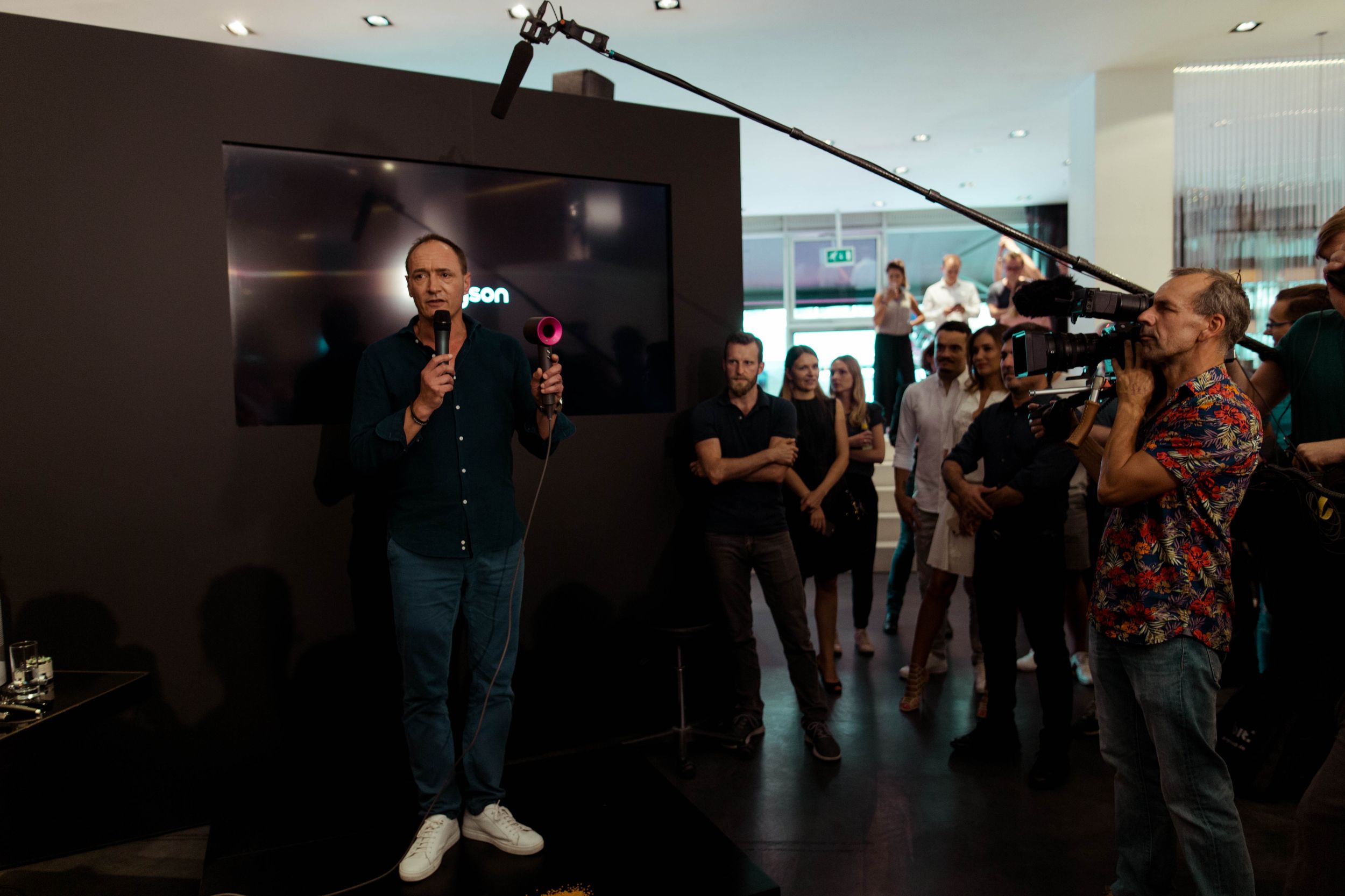 Dyson muestra su renovado aspirador sin cable V8 y su secador Supersonic en Berlí­n 5