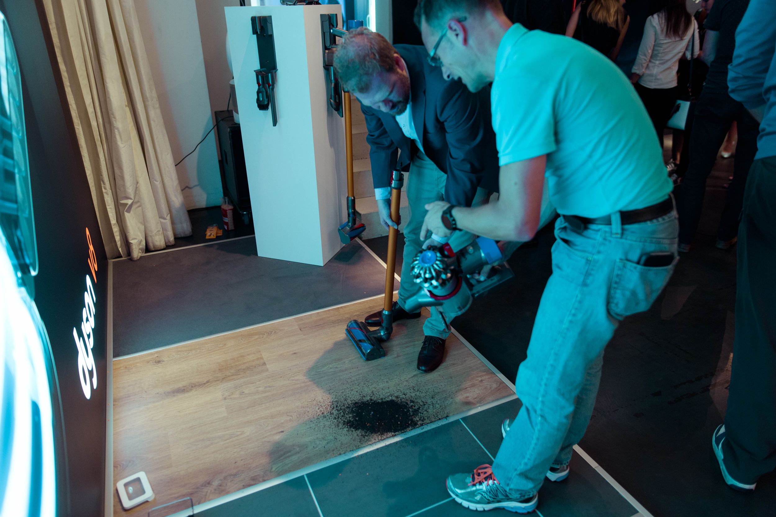 Dyson muestra su renovado aspirador sin cable V8 y su secador Supersonic en Berlí­n 9
