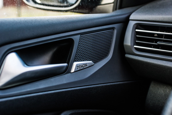 Peugeot 308 con sistema de sonido desarrollado por Denon