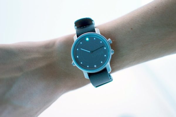 LunaR, un smartwatch que funciona con la luz del sol 1 LunaR, un smartwatch que funciona con la luz del sol