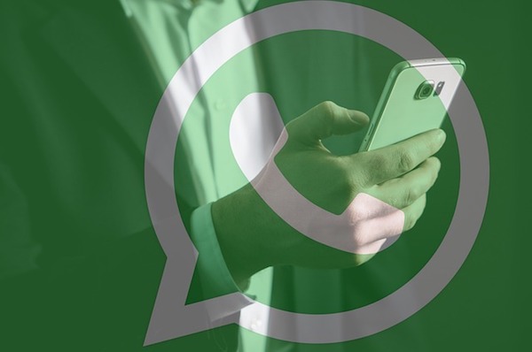 Demandan a WhatsApp por el icono que enseña el dedo corazón