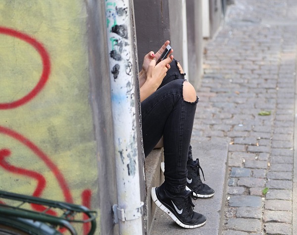 Francia prohibirá a los niños que vayan a clase con móvil