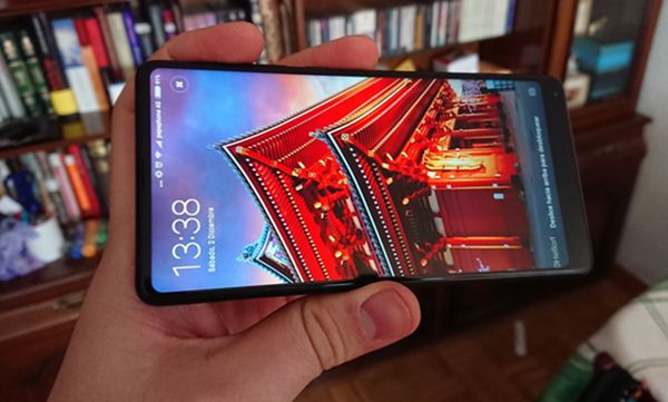 Xiaomi Mi Mix 2 vision general con salon al fondo