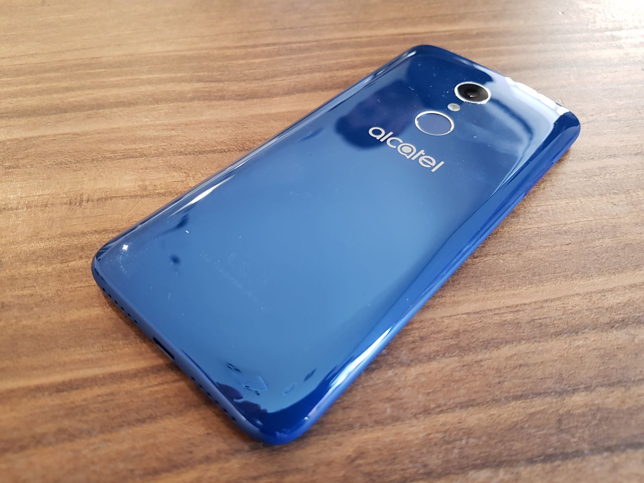 Alcatel 3, un móvil con diseño premium y pantalla 18:9 3