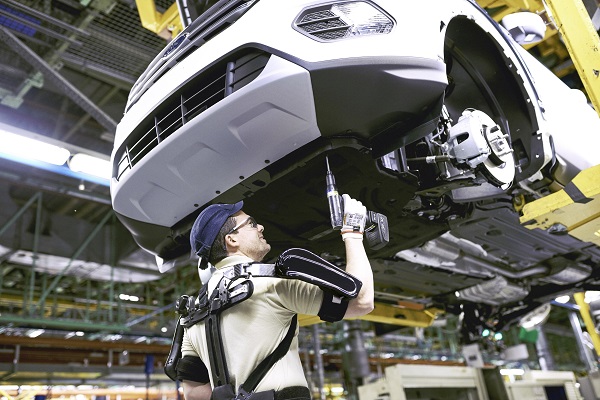 Los operarios de Ford en Valencia con exoesqueletos tipo Iron Man para montar coches 1 Los operarios de Ford en Valencia con exoesqueletos tipo Iron Man para montar coches
