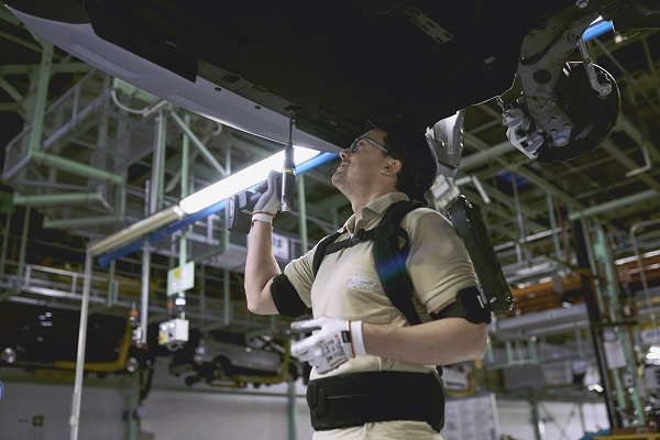 Los operarios de Ford en Valencia con exoesqueletos tipo Iron Man para montar coches 2 ford exoesqueletos