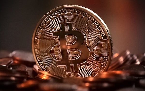 10 años de Bitcoin, ¿todavía merece la pena invertir en esta criptomoneda?