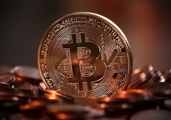 10 años de Bitcoin, ¿todavía merece la pena invertir en esta criptomoneda?