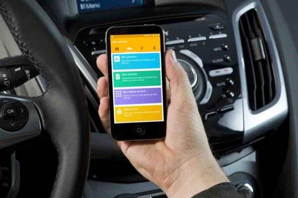 En Francia ya es ilegal usar el móvil en el coche incluso parado 2 francia