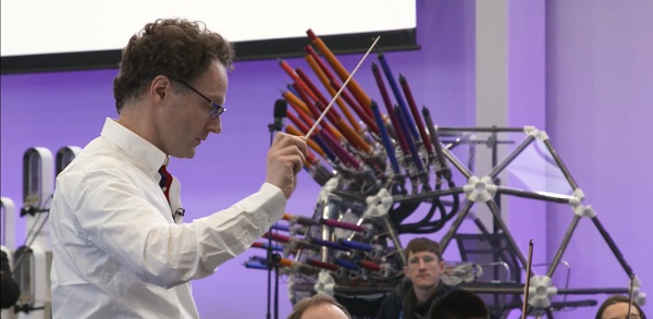 Dyson monta un concierto de orquesta con aspiradoras y purificadores