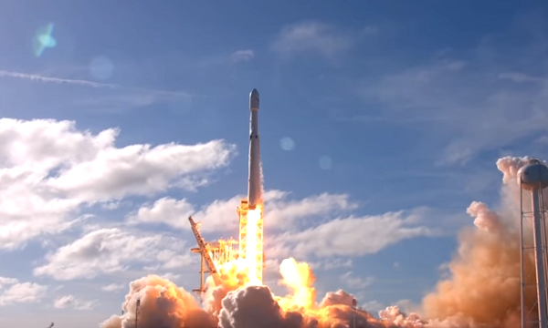 SpaceX consigue lanzar al espacio su cohete Falcon Heavy