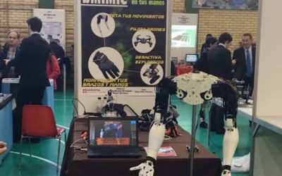 Un grupo de estudiantes españoles crea un traje con brazos biónicos