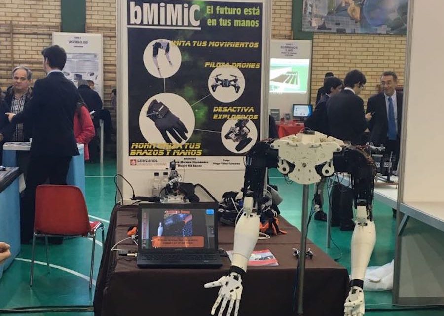 Un grupo de estudiantes españoles crea un traje con brazos biónicos